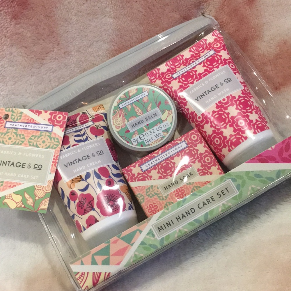 Heathcote & Ivory Scented Fabrics & Flowers Mini Hand Care Set NWT 4 hand treats